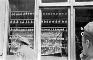 Sapeurs britanniques appartenant à la 7th Armoured Divisional Engineers à Bayeux durant l'été 1944 après la libération, devant un magasin vendant des montres à gousset. Photo : DR
