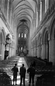 Des soldats américains visitent la cathédrale de Bayeux durant l'été 1944 après la libération. Photo : LIFE Magazine