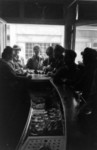 Des soldats américains se voient offrir une coupe de champagne au café "Le Globe" du 59 rue Saint-Martin à Bayeux pendant l'été 1944, après la libération. Photo : LIFE Magazine