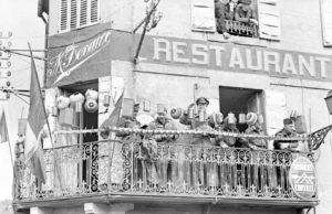 A l'angle de la rue Saint-Laurent et de la rue des Bouchers à Bayeux durant l'été 1944, des correspondants de guerre britanniques profitent du paysage et de l'atmosphère festive qui fait suite à la libération de la commune. Photo : DR