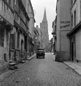 Une Jeep britannique progresse dans la rue des Cuisiniers, en provenance de la cathédrale à Bayeux durant l'été 1944. Photo : DR