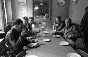 Des militaires américains attablés dans une maison de Bayeux durant l'été 1944, après la libération. Photo : DR