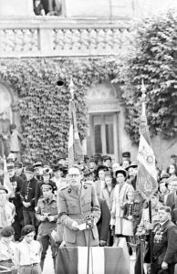 Discours du capitaine Maurice Schumann, place aux Pommes à Bayeux le 14 juillet 1944. Photo : George Rodger pour LIFE Magazine