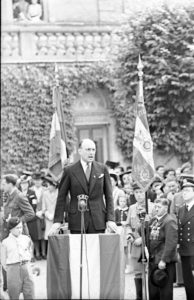 Discours du Commissaire de la République François Coulet, place aux Pommes le 14 juillet 1944 à Bayeux. Photo : George Rodger pour LIFE Magazine