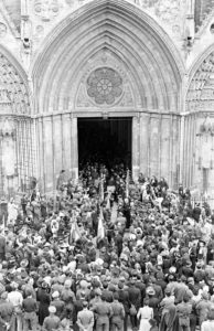 Sortie de la messe organisée à la cathédrale de Bayeux le 14 juillet 1944. Photo : George Rodger pour LIFE Magazine