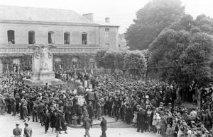 Discours du Commissaire de la République François Coulet, place aux Pommes le 14 juillet 1944 à Bayeux. Photo : George Rodger pour LIFE Magazine