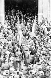 Sortie de la messe organisée à la cathédrale de Bayeux le 14 juillet 1944. Photo : George Rodger pour LIFE Magazine