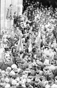 Sortie de la messe organisée à la cathédrale de Bayeux le 14 juillet 1944. Photo : George Rodger pour LIFE Magazine