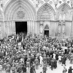 Sortie de la messe organisée à la cathédrale de Bayeux le 14 juillet 1944. Photo : George Rodger pour LIFE Magazine