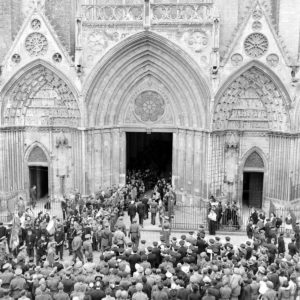 Après le défilé rue du maréchal Foch, les autorités entrent dans la cathédrale de Bayeux le 14 juillet 1944. pour assister à la messe. Photo : George Rodger pour LIFE Magazine