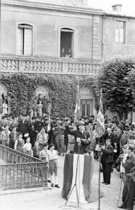 Discours de Léonard Gille, président du Comité de Libération du Calvados, place aux Pommes le 14 juillet 1944 à Bayeux. Photo : George Rodger pour LIFE Magazine