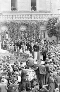 Discours du Commissaire de la République François Coulet, place aux Pommes le 14 juillet 1944 à Bayeux. Photo : George Rodger pour LIFE Magazine