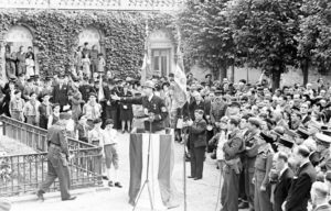 Discours de Léonard Gille, président du Comité de Libération du Calvados, place aux Pommes le 14 juillet 1944 à Bayeux. Photo : George Rodger pour LIFE Magazine