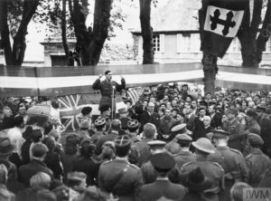 Discours du général de Gaulle le 14 juin 1944 à Bayeux, place du Château (place de Gaulle depuis 1946). En savoir plus : https://www.dday-overlord.com/bataille-normandie/communes/calvados/bayeux Photo : IWM A 24136