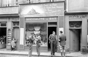 Des militaires américains et des civils rue Saint-Malo à Bayeux, durant l'été 1944. Photo : LIFE Magazine