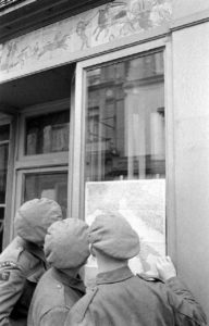Des militaires britanniques rue Saint-Malo à Bayeux durant l'été 1944. Le soldat à gauche appartient au Royal Army Medical Corps (RAMC) au sein de la 50th (Northumbrian) Infantry Division. Photo : LIFE Magazine