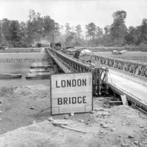 Pont Bailey baptisé "London Bridge 2" à Ranville, le 18 juillet 1944, pendant l'opération Goodwood. Photo : IWM B 7652