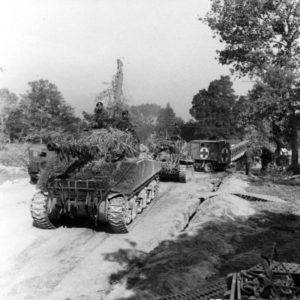 Un char Sherman Vc Firefly camouflé suivi d'un char Cromwell appartenant à la 7th (GB) Armored Division quittent le pont Bailey baptisé "London Bridge 2" à Ranville le 18 juillet 1944 pendant l'opération Goodwood. Photo : IWM B 7527