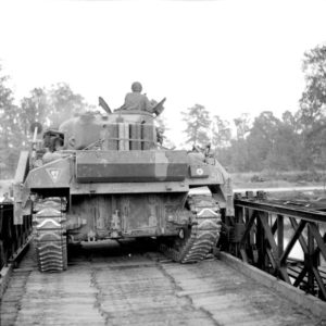 Un char fléau Sherman V appartenant au 22nd Dragoons de la 79th (GB) Armoured Division sur le pont Bailey baptisé "London Bridge 2" le 18 juillet 1944 pendant l'opération Goodwood. Photo : IWM B7498