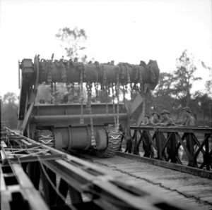 Un char fléau Sherman V appartenant au 22nd Dragoons du 79th (GB) Armoured Division sur le pont Bailey baptisé "London Bridge 2" le 18 juillet 1944 pendant l'opération Goodwood. Photo : IWM B7499