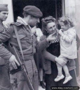 6 juin 1944 : des soldats français du No 10 Commando "Kieffer". De gauche à droite : les commandos Laot, Priez (blessé le 12 juin), Andrée Michèle et Danièle Michèle. Photo : IWM