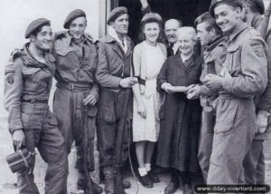 6 juin 1944 : des soldats français du No 10 Commando "Kieffer". De gauche à droite : Paoli, Guyard (blessé le 8 juin), Ziwolava, Nicole Michèle, Monsieur Potel, Mme Lefèvre, Wavrault, Gabriel (blessé le 11 juin) et Lanternier. Photo : IWM