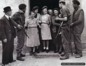 6 juin 1944 : des soldats français du No 10 Commando "Kieffer". De gauche à droite : Paoli, Guyard (blessé le 8 juin), Ziwolava, Nicole Michèle, Monsieur Potel, Mme Lefèvre, Wavrault, Gabriel (blessé le 11 juin) et Lanternier. Photo : IWM