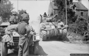 31 juillet 1944 : un char Sherman Firefly à côté d’un scout car dans le secteur de Aunay-sur-Odon. Photo : IWM