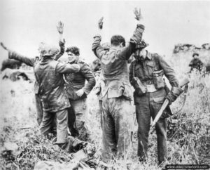 9 juillet 1944 : des Grenadiers du 25. S.S. Pz.Gre.Rgt. prisonniers par les Canadiens des Glens. Photo : IWM