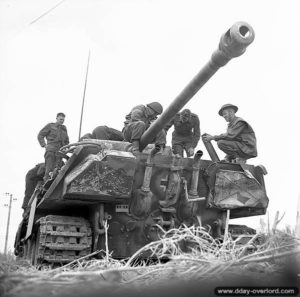 9 juillet 1944 : des soldats canadiens inspectent une char Panther dans le secteur d'Authie. Photo : IWM