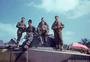 L’équipage d’un char Sherman américain marque une pause lors de la traversée d’Avranches. Photo : US National Archives