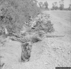 16 juillet 1944 : l’infanterie en surveillance entre les cotes 112 et 113 pendant l’attaque de la vallée de l’Odondans le secteur de Baron-sur-Odon. Photo : IWM