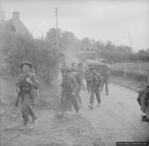 16 juillet 1944 : progression de l’infanterie entre les cotes 112 et 113 pendant l’attaque de la vallée de l’Odon dans le secteur de Baron-sur-Odon. Photo : IWM