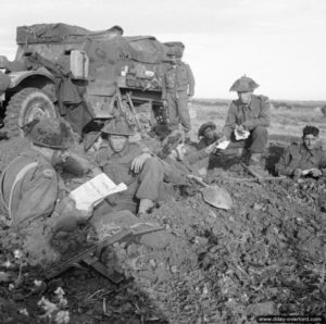 29 juin 1944 : un half-track et des soldats du 8th Battalion, The Rifle Brigade (11th Armoured Division), pendant l’opération Epsom dans le secteur de Baron-sur-Odon. Photo : IWM