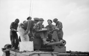 28 juin 1944 : des officiers se rassemblent pour se coordonner sur un char Churchill du 7th Royal Tank Regiment, 31st Tank Brigade, pendant l’opération Epsom dans le secteur de Baron-sur-Odon. Photo : IWM