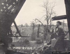 Un poste d’observation anglais au milieu des ruines du village de Bavent. Photo : IWM