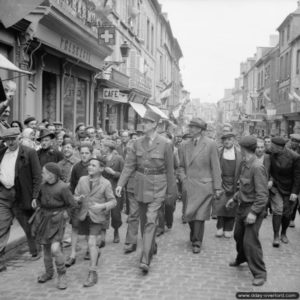 14 juin 1944 : le général de Gaulle lors de sa visite à Bayeux. Photo : IWM