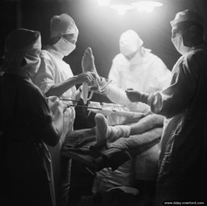 Opération chirurgicale en cours au No 79 General Hospital du secteur de Bayeux. Photo : IWM