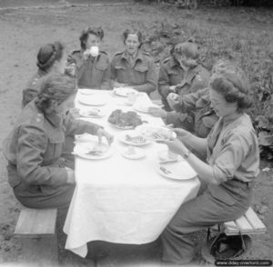 20 juin 1944 : des infirmières prennent leur petit-déjeuner au No 79 General Hospital dans le secteur de Bayeux. Photo : IWM
