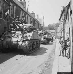 17 juin 1944 : des chars Sherman anglais appartenant au 30th Corps traversent Bayeux. Photo : IWM