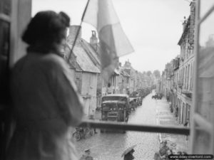 Vue d’une rue de Bayeux encombrée de véhicules appartenant au 30th Corps britannique. Photo : IWM