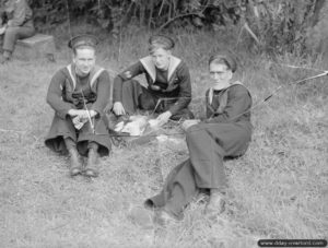 15 juin 1944 : E. F. Guyatt, E. V. Hammond et V. J. Howe servant sur un drageur de mines anglais passent leur première permission à terre dans le secteur de Bayeux. Photo : IWM
