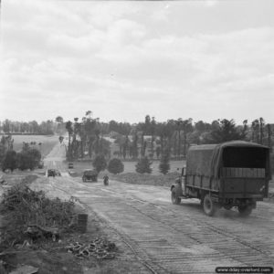 Un convoi de ravitaillement allié progresse sur un axe sécurisé dans le secteur de Bayeux. Photo : IWM