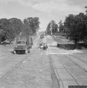 Un convoi de ravitaillement allié progresse sur un axe sécurisé dans le secteur de Bayeux. Photo : IWM