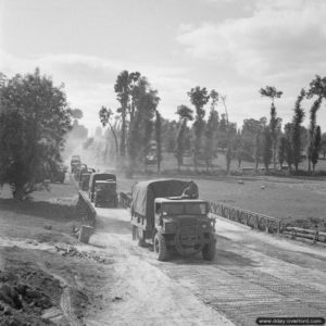 Un convoi de ravitaillement allié progresse sur un axe sécurisé dans le secteur de Bayeux. Photo : IWM