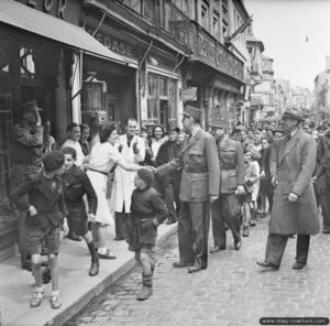 14 juin 1944 : le général de Gaulle lors de sa visite à Bayeux. Photo : IWM