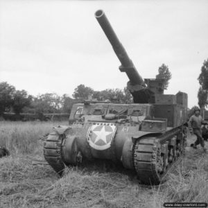 10 juin 1944 : un canon auto-moteur de 155 mm appartenant au 987th Field Artillery Battalion américain (appuyant la 50th Northumbrian Division anglaise) dans le secteur de Bayeux. Photo : IWM