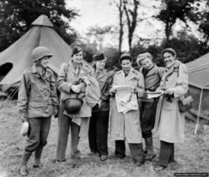 Les premières correspondantes de guerre de l’histoire de l’Angleterre dans le secteur de Bayeux. Photo : IWM