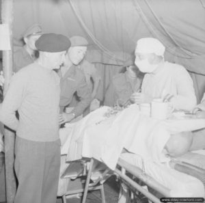 29 juin 1944 : le général Montgomery rend visite au No 79 General Hospital de Bayeux pendant l’opération d’un soldat, touché à la colonne vertébrale. Photo : IWM