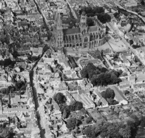 Vue aérienne de la ville de Bayeux et de la cathédrale Notre-Dame prise le 26 juillet 1944. Photo : IWM